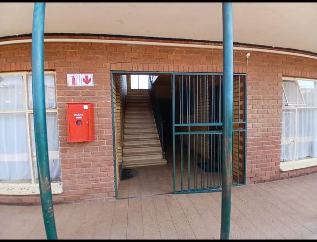 2 BEDROOM FLAT TO LET IN KEMPTON PARK CENTRAL